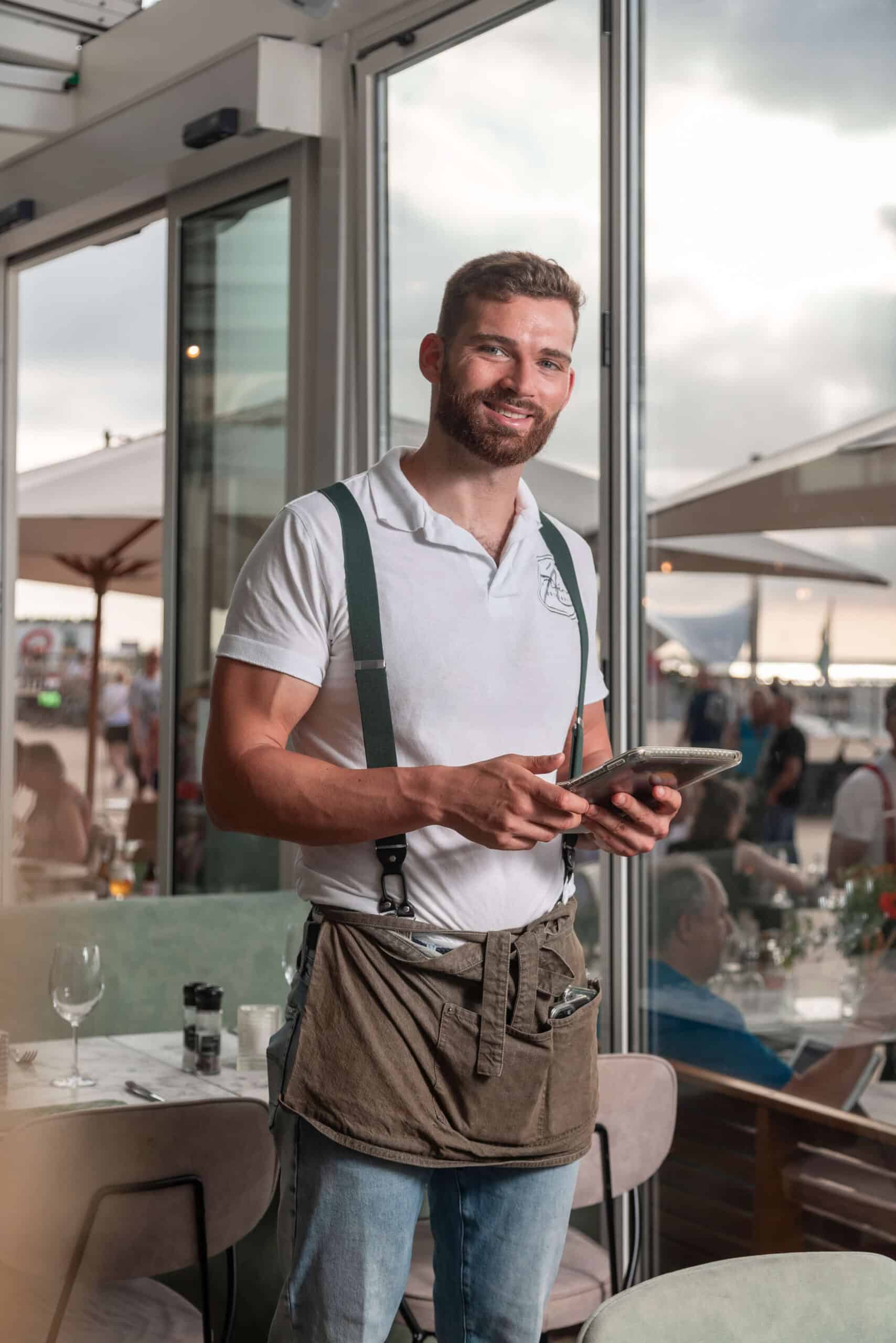 l'Apéro - portret van een ober op het overdekt terras