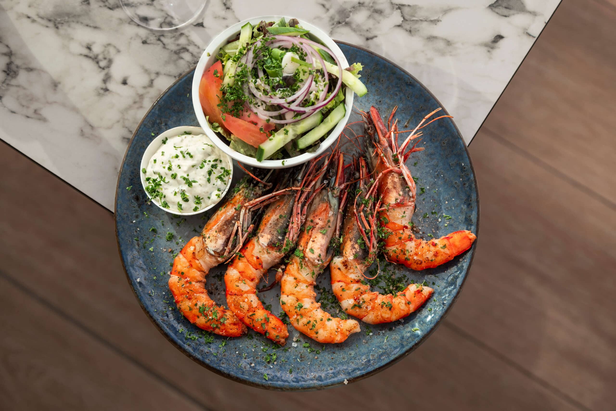 l'Apéro - bord met grote gamba's en een vers slaatje