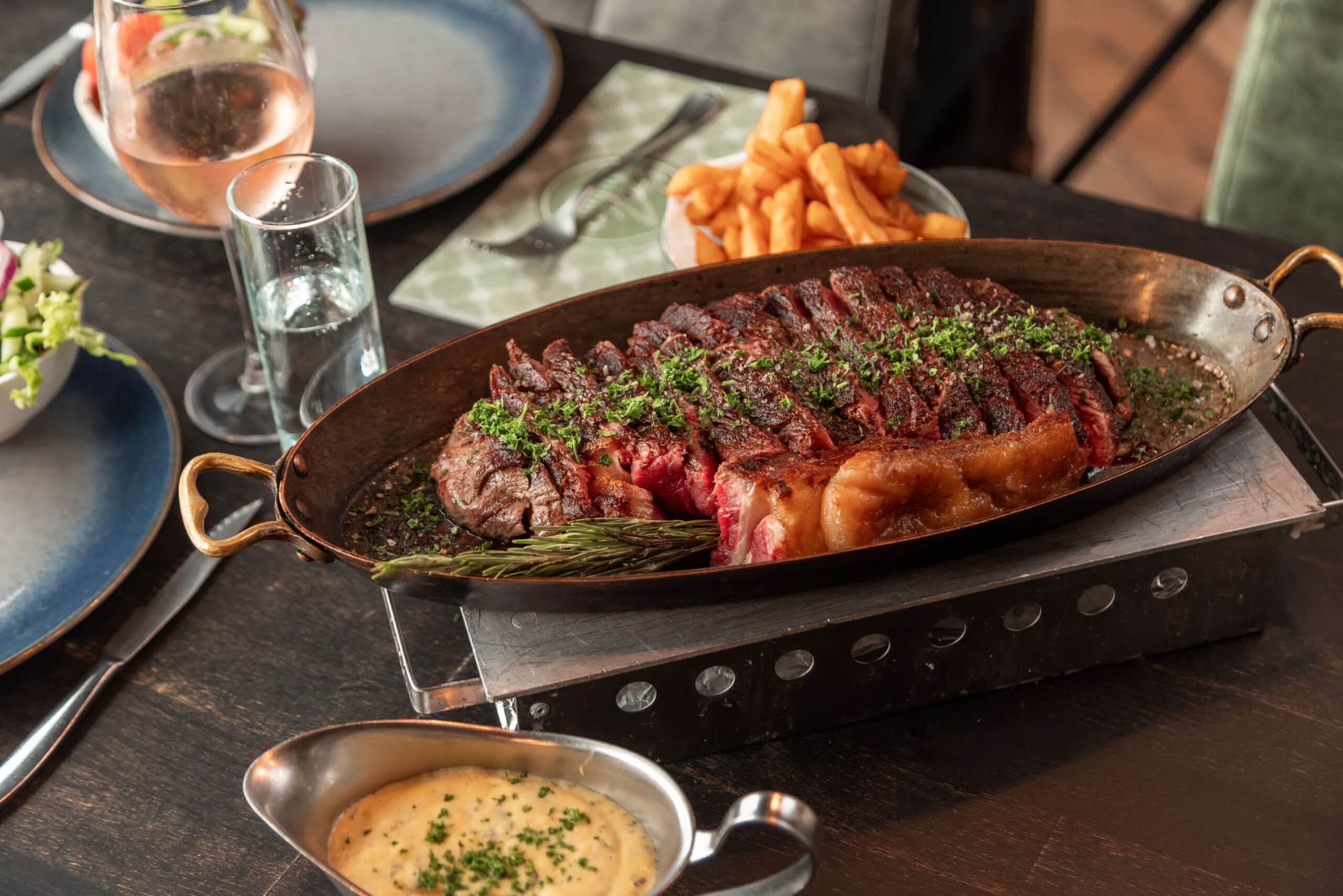 l'Apéro - een bord met côte a los op een grillplaat